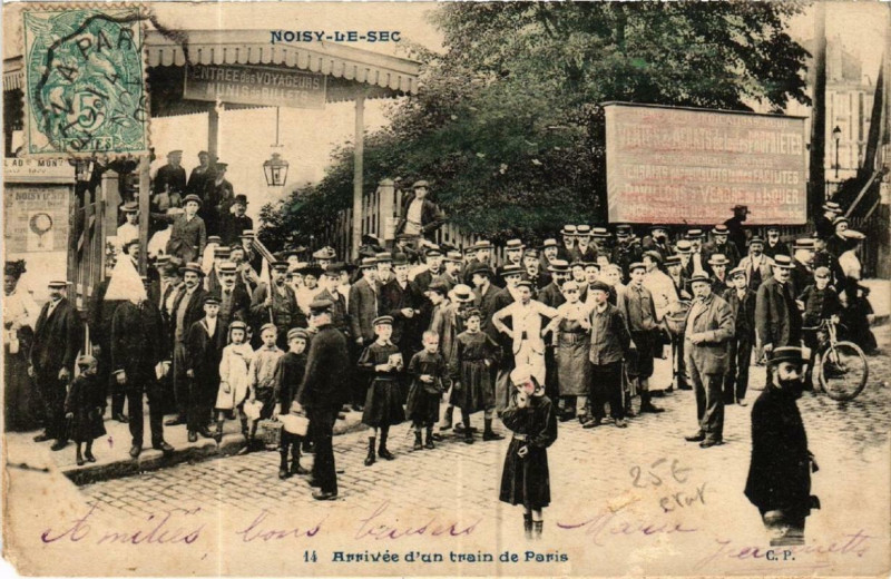Carte postale ancienne Noisy-le-Sec Arrivee d'un train de Paris à Noisy-le-Sec
