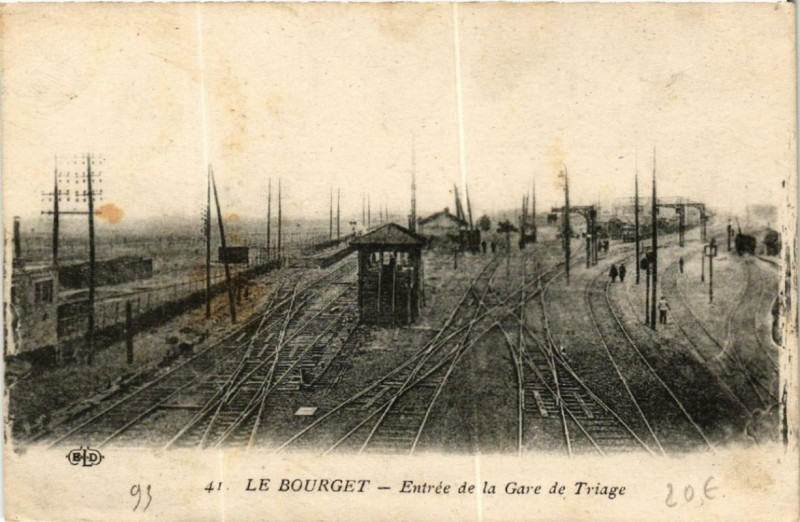 Carte postale ancienne Le Bourget Entrée de la Gare de Triage au Bourget
