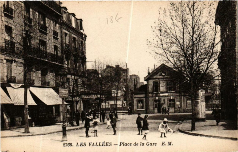 Carte postale ancienne Les Vallees Place de la Gare