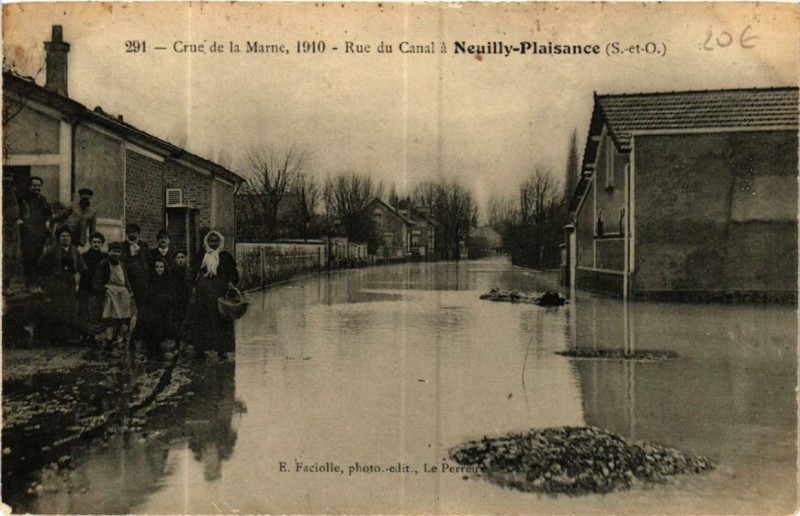 Carte postale ancienne Neuilly-Plaisance Rue du Canal Crue de la Marne 1910 à Neuilly-Plaisance