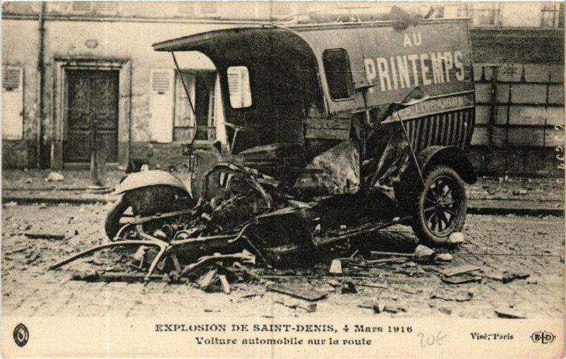 Carte postale ancienne Explosion De Saint-Denis 1916 Voiture automobile sur la route à Saint-Denis