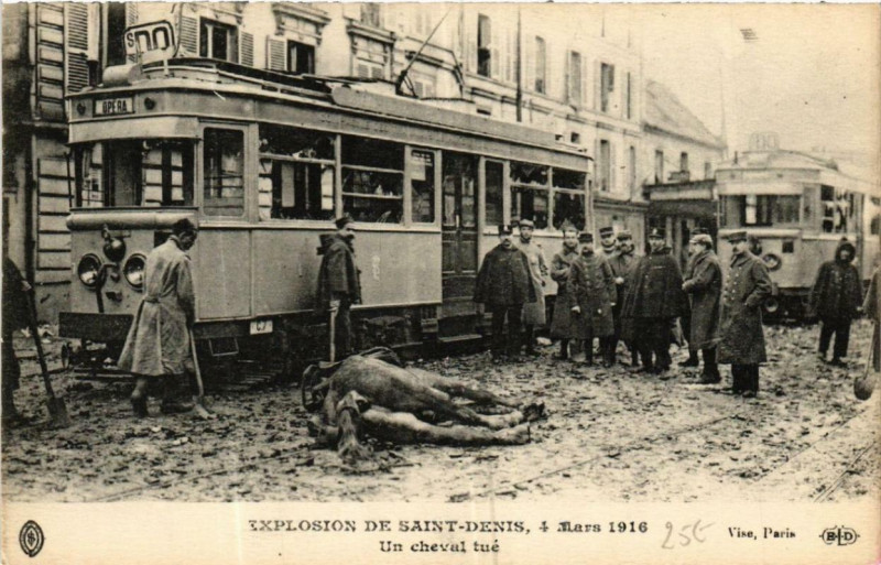 Carte postale ancienne Explosion De Saint-Denis 1916 Un cheval tue à Saint-Denis