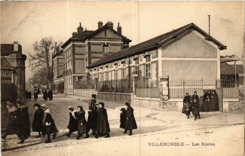 Carte postale ancienne Villemomble Les Ecoles à Villemomble