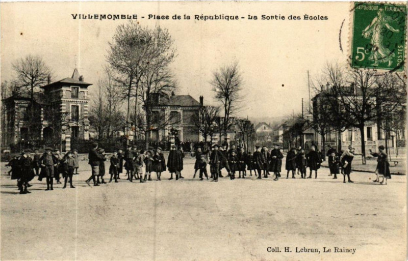 Carte postale ancienne Villemomble Place de la Republique La Sortie des Ecoles à Villemomble