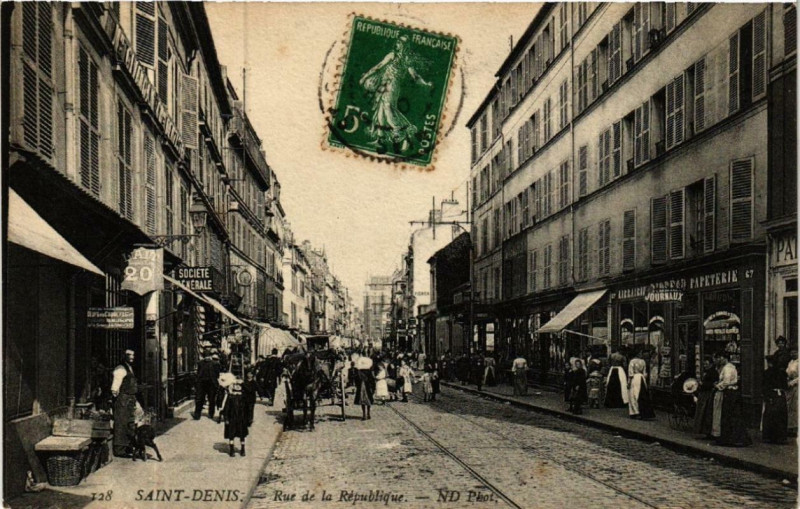Carte postale ancienne Saint-Denis Rue de la Republique à Saint-Denis