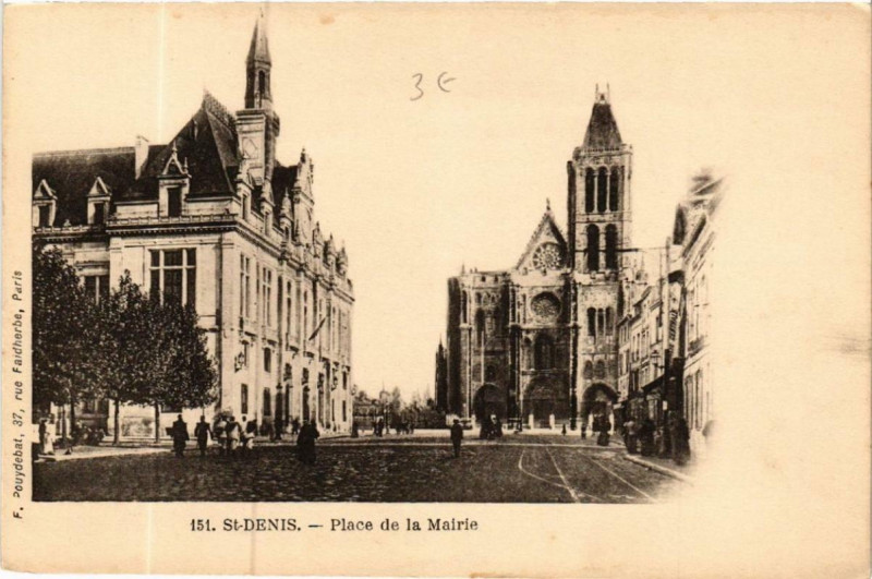 Carte postale ancienne Saint-Denis Place de la Mairie à Saint-Denis