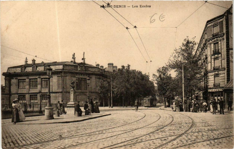 Carte postale ancienne Saint-Denis Les Ecoles à Saint-Denis