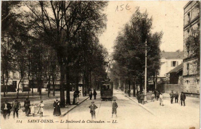 Carte postale ancienne Saint-Denis Le Boulevard de Chateaudun à Saint-Denis