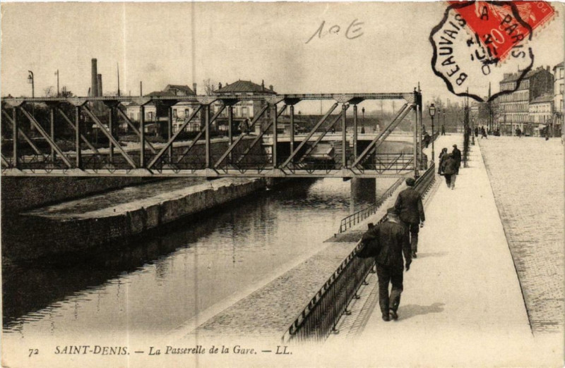 Carte postale ancienne Saint-Denis La Passerelle de la Gare à Saint-Denis
