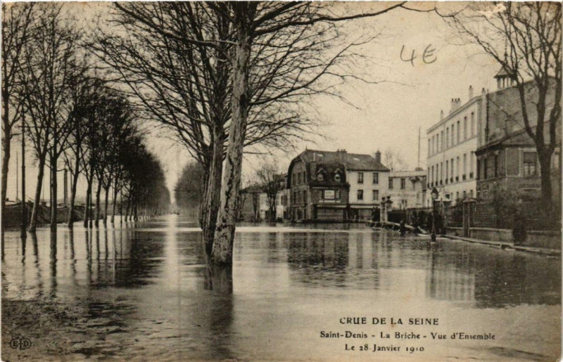 Carte postale ancienne Saint-Denis La Briche Vue d'ensemble Crue de la Seine 1910 à Saint-Denis