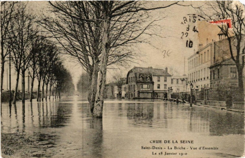 Carte postale ancienne Saint-Denis La Briche Vue d'ensemble Crue de la Seine 1910 à Saint-Denis