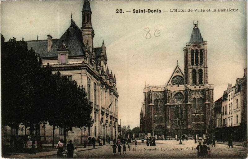 Carte postale ancienne Saint-Denis L'Hotel de Ville et la Basilique à Saint-Denis