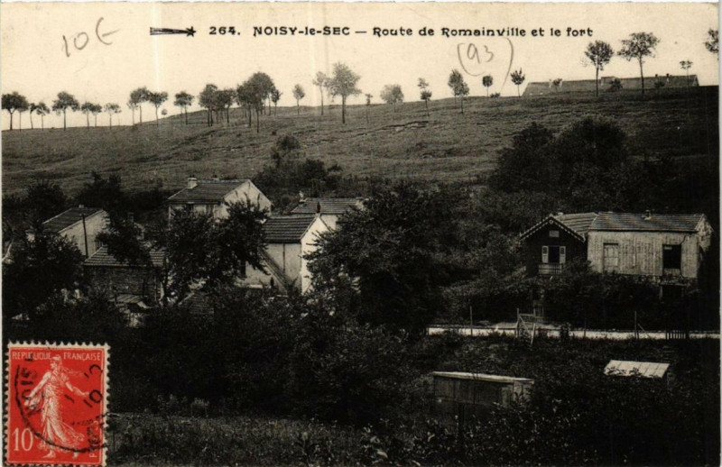 Carte postale ancienne Noisy-le-Sec Route de Romainville et le Fort à Noisy-le-Sec