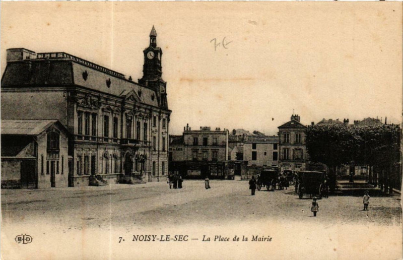 Carte postale ancienne Noisy-le-Sec La Place de la Mairie à Noisy-le-Sec
