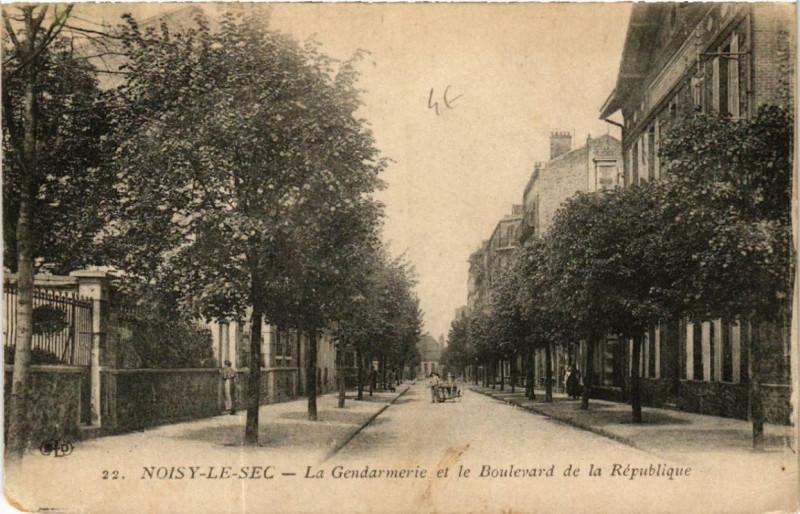 Carte postale ancienne Noisy-le-Sec La Gendarmerie et le Bd de la Republique à Noisy-le-Sec