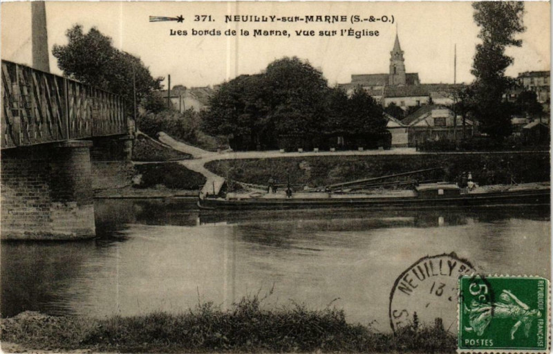Carte postale ancienne Neuilly-sur-Marne Les bords de la Marne vue sur l'Eglise à Neuilly-sur-Marne