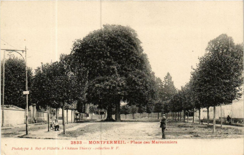 Carte postale ancienne Montfermeil Place des Marronniers à Montfermeil