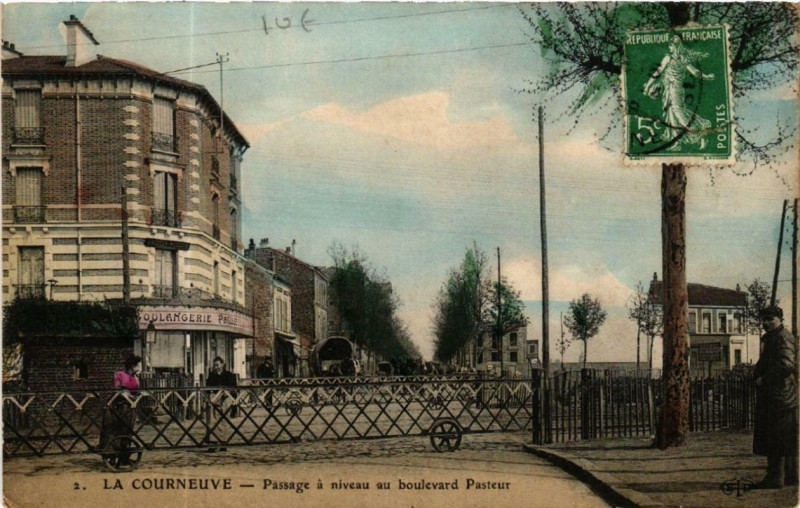 Carte postale ancienne La Courneuve Passage a niveau au Bd Pasteur à La Courneuve