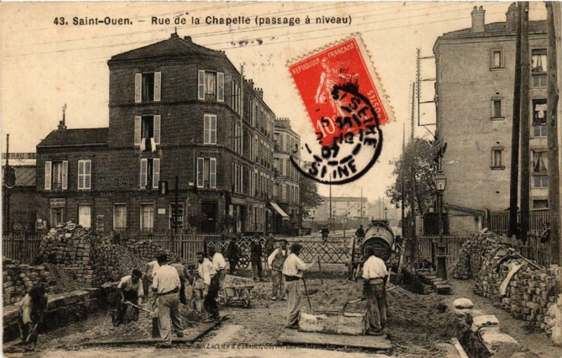Carte postale ancienne Rue de la Chapelle (passage à niveau) à Saint-Ouen-sur-Seine