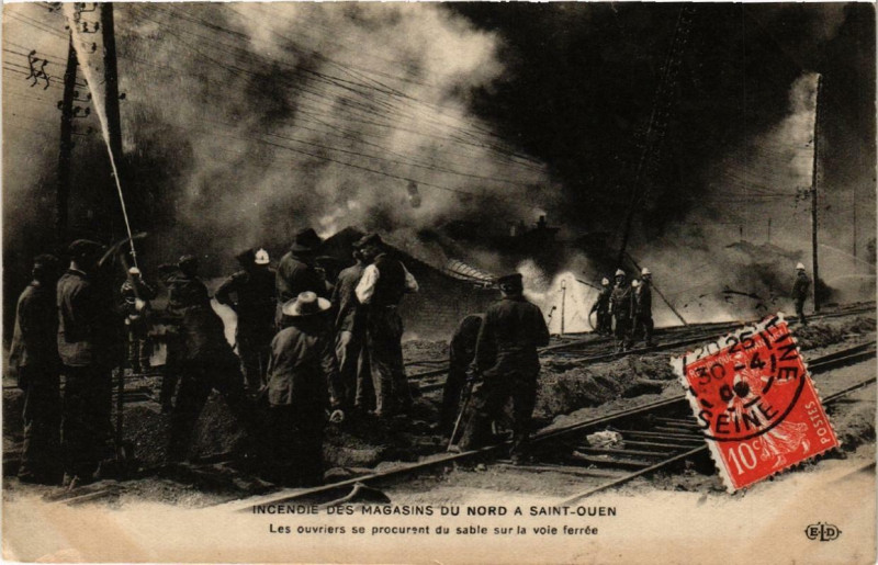 Carte postale ancienne Incendie des Magasins du Nord à Saint-Ouen - Les Ouvriers se procurent du sable sur la voie ferrée à Saint-Ouen-sur-Seine
