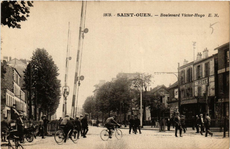 Carte postale ancienne Boulevard Victor-Hugo à Saint-Ouen-sur-Seine