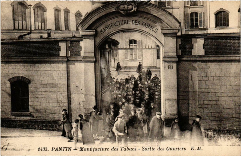 Carte postale ancienne Pantin Manufacture des Tabacs. Sortie des Ouvriers. à Pantin
