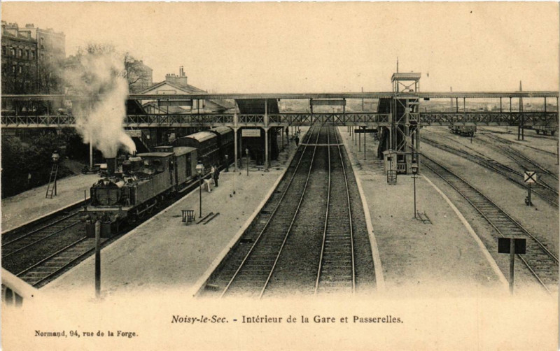 Carte postale ancienne Noisy-le-Sec Interieur de la Gare et Passerelles. à Noisy-le-Sec