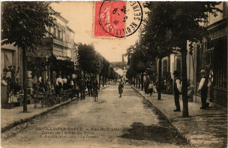 Carte postale ancienne Neuilly-Plaisance Rue de Plaisance. Bazar de l'Hotel de Ville. à Neuilly-Plaisance