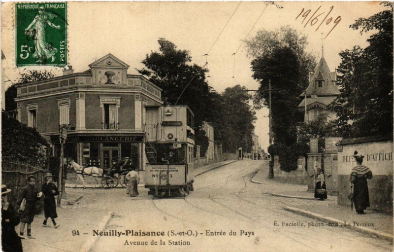 Carte postale ancienne Neuilly-Plaisance Entrée du Pays. Avenue de la Station. à Neuilly-Plaisance