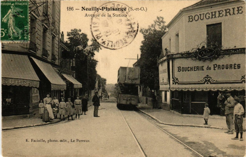Carte postale ancienne Neuilly-Plaisance Avenue de la Station. à Neuilly-Plaisance