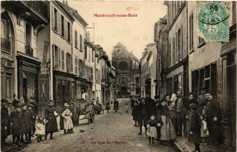 Carte postale ancienne Montreuil-sous-Bois La Rue de l'Eglise. à Montreuil