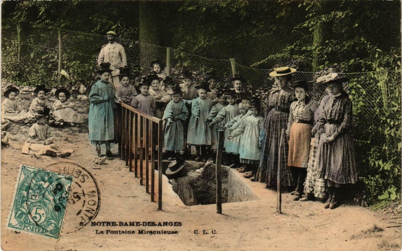 Carte postale ancienne Clichy-sous-Bois Notre-Dame-des-Anges. La Fontaine Miraculeuse. à Clichy-sous-Bois