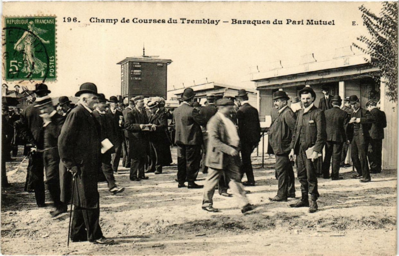 Carte postale ancienne Champ de Courses du Tremblay Baraques du Pari Mutuel.
