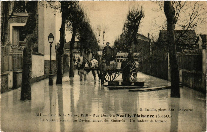Carte postale ancienne Crue de la Marne 1910-Rue DésiréáNeuilly-Plaisance (S.-et-O.) ... à Neuilly-Plaisance