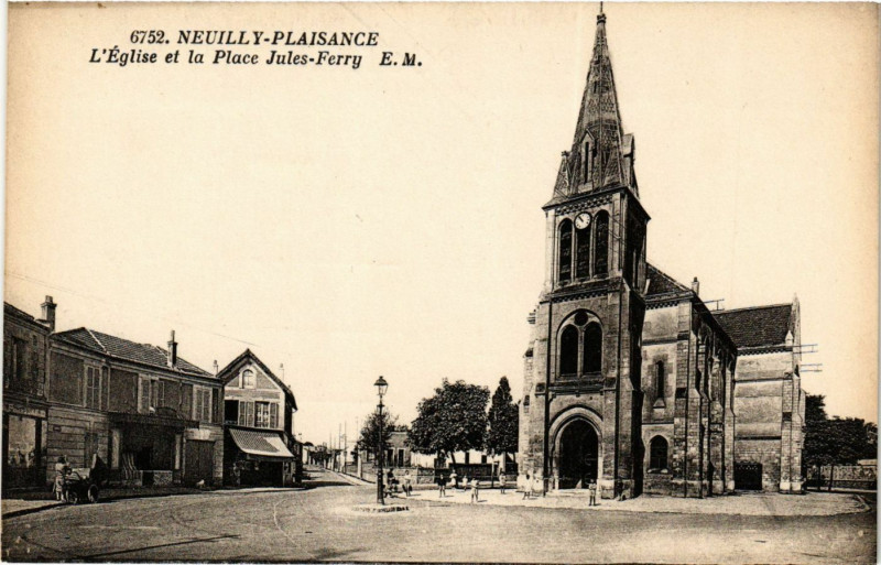 Carte postale ancienne Neuilly-Plaisance - L'Eglise et la Place Jules-Ferry à Neuilly-Plaisance