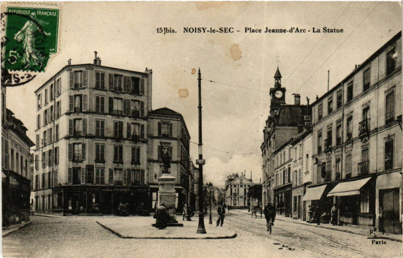 Carte postale ancienne Noisy-le-Sec - Place Jeanne d'Arc - La Statue à Noisy-le-Sec