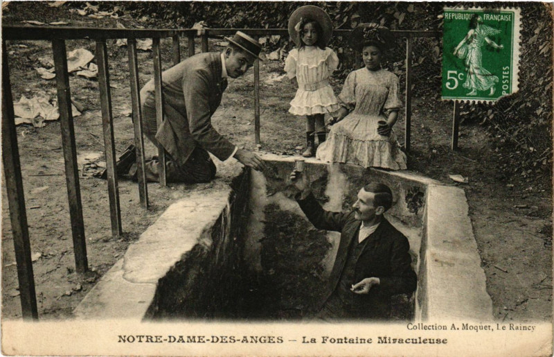 Carte postale ancienne Notre-Dame-des-Anges - La Fontaine Miraculeuse