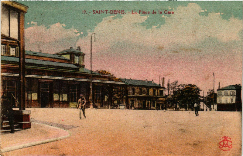 Carte postale ancienne Saint-Denis - La Place de la Gare à Saint-Denis