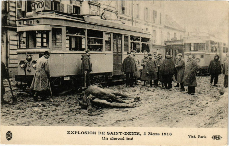 Carte postale ancienne Explosion De Saint-DENIS, 4 Mars 1916 Un Cheval tué à Saint-Denis