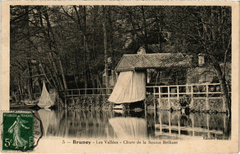 Carte postale ancienne Brunoy - Les Vallées - Chute de la Source Bréhant à Brunoy