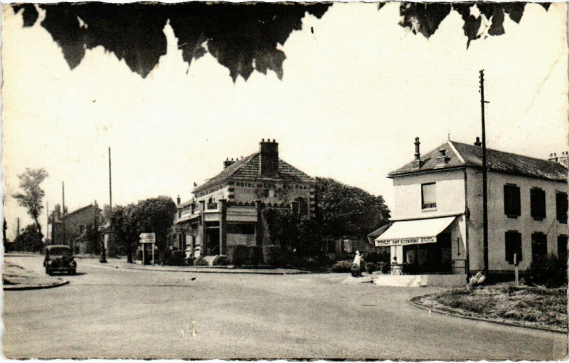 Carte postale ancienne Limours - Le Carrefour de la Gare à Limours