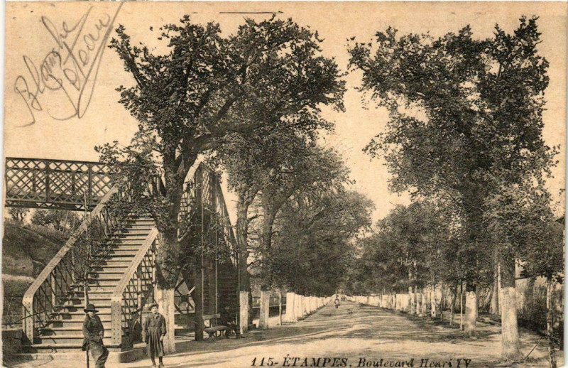 Carte postale ancienne Essonne Etampes Boulevard Henri Iv à Étampes