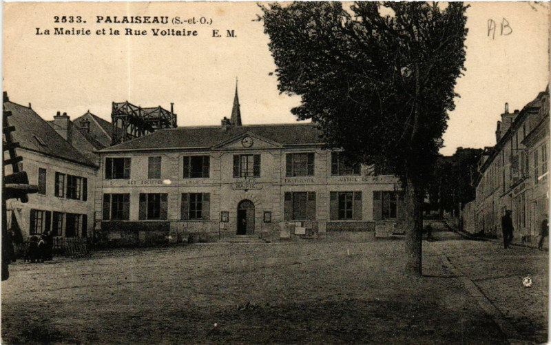 Carte postale ancienne Palaiseau - La Mairie et la Rue Voltaire à Palaiseau