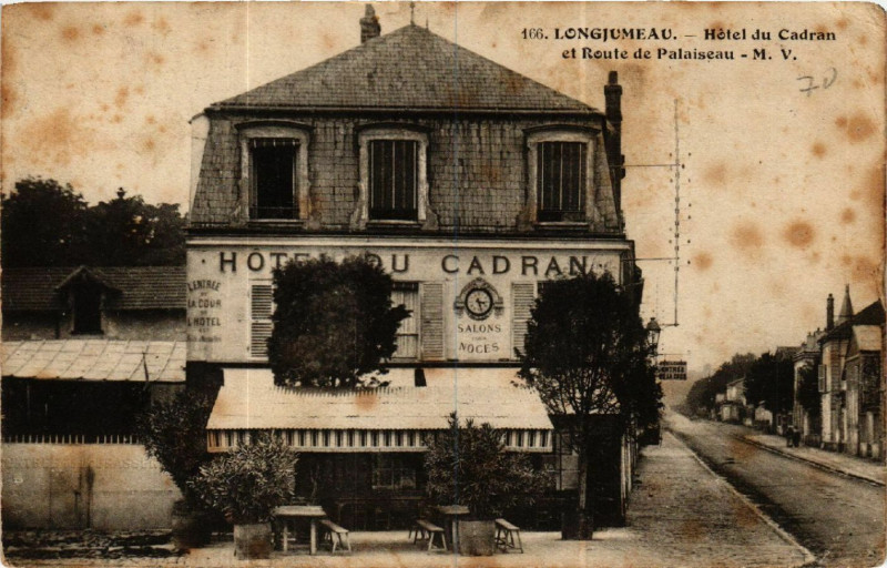 Carte postale ancienne Longjumeau - Hotel du Cadran et Route de Palaiseau à Longjumeau