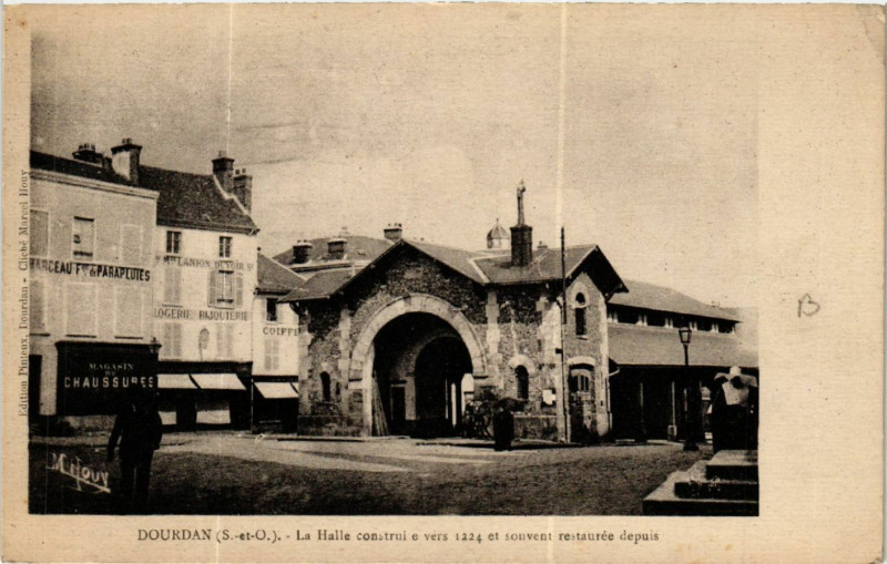 Carte postale ancienne Dourdan - La Halle construi e vers 1224 à Dourdan