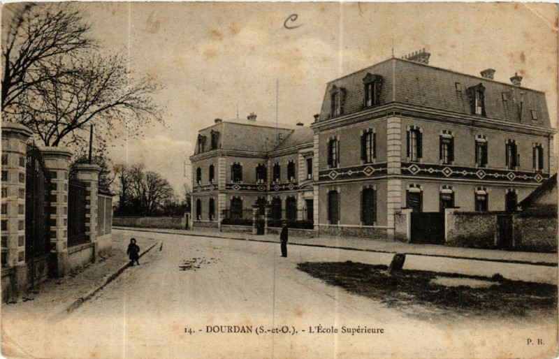 Carte postale ancienne Dourdan - L'Ecole Superieure à Dourdan