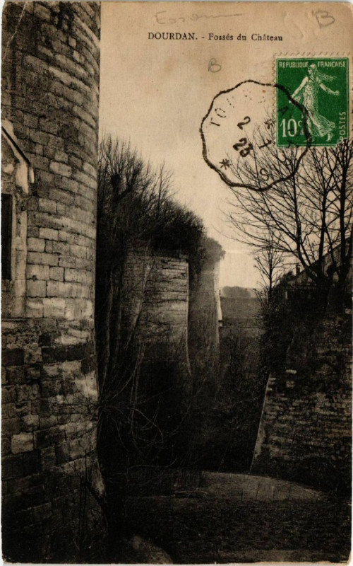 Carte postale ancienne Dourdan - Fosses du Chateau à Dourdan