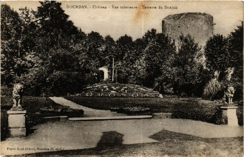 Carte postale ancienne Dourdan - Chateau - Vue Interieure - Terrasse du Donjon à Dourdan