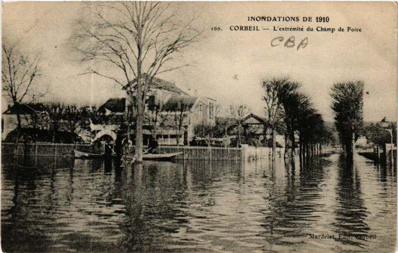 Carte postale ancienne Corbeil - Inondations de 1910 - L'extrémité du Champ de Foire