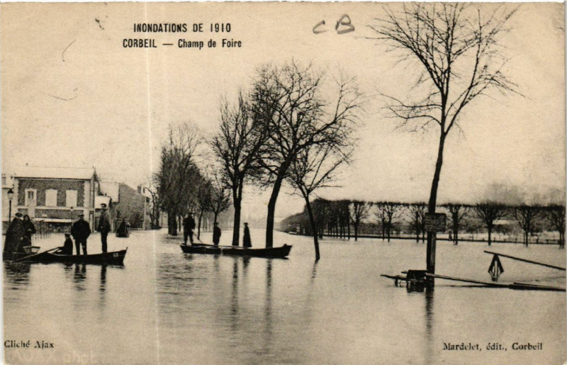 Carte postale ancienne Corbeil - Inondations de 1910 - Champ de Foire